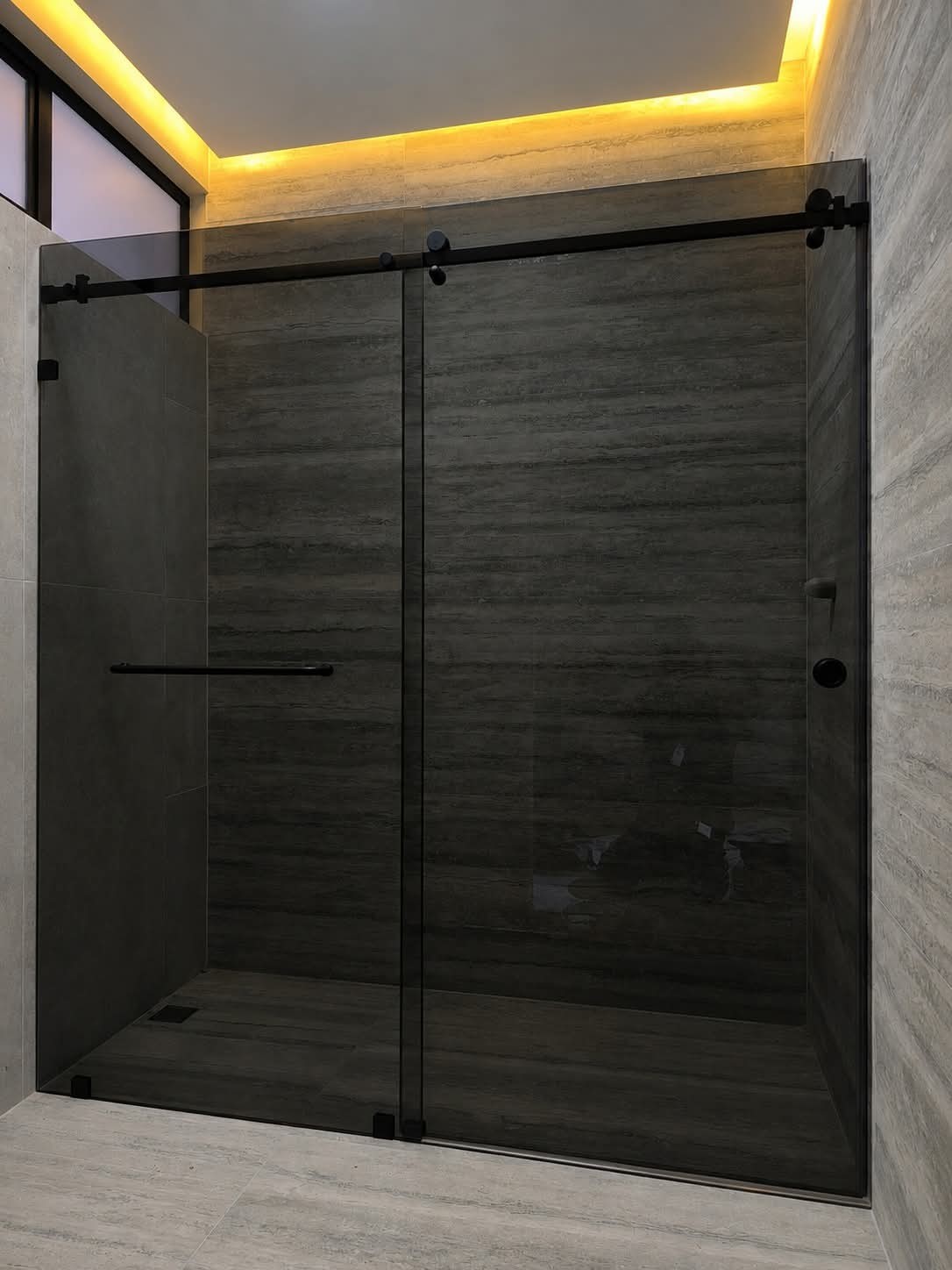 Cancel de baño en cristal templado tintex humo y perfilería negra - Vidriera Monza Mexicali
