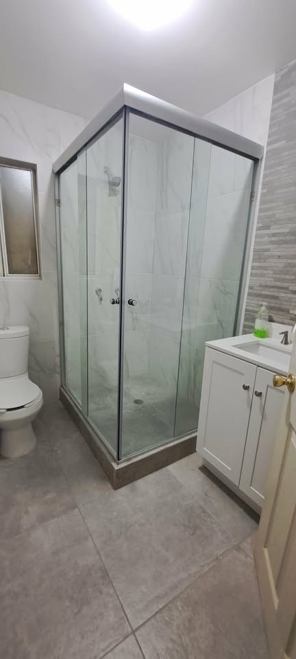 Cancel de baño en escuadra esquinero de vidrio templado - Vidriera Monza Mexicali