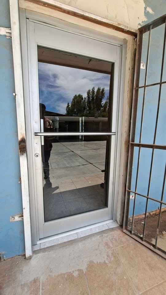 Puertas de emergencia con barras antipánico - Vidriera Monza Mexicali