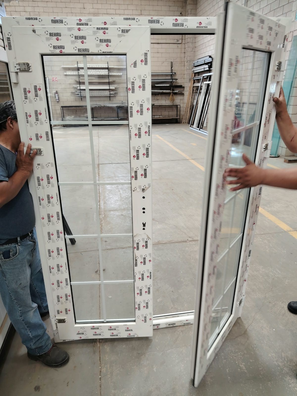 Taller de fabricación de cancelería de aluminio y vidrio templado - Vidriera Monza Mexicali